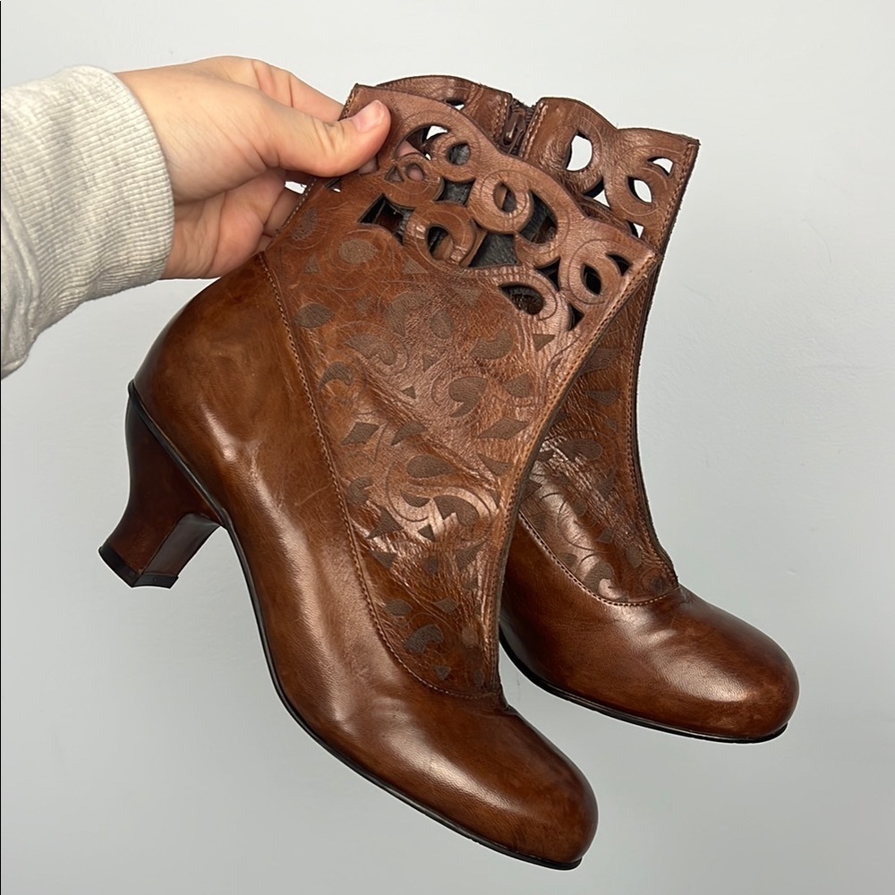 Everybody by BZ Moda leather heeled short boots size 40 made in Brazil